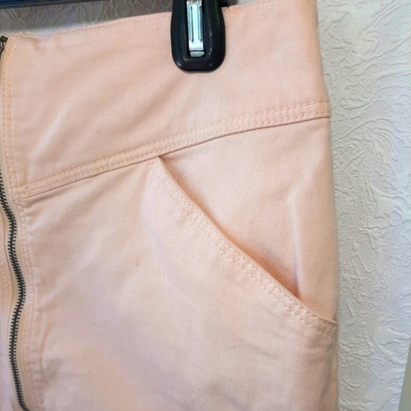 H&M adorable pale pink denim mini skirt with zipper front, size 8. - Picture 3 of 8